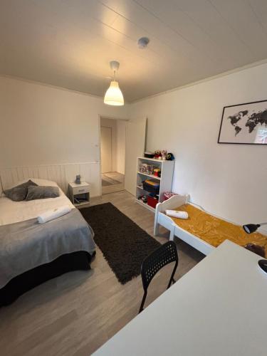 Un dormitorio con una cama y un escritorio. en WhiteHouse, peaceful togetherness, en Lehtimäki