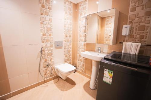 a bathroom with a toilet and a sink at Mabaat-White Pearl Compound 600 D Villa 23 in Jeddah