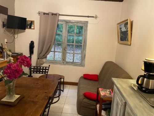 Gîte de ressource في Pinsac: غرفة معيشة بها أريكة وطاولة