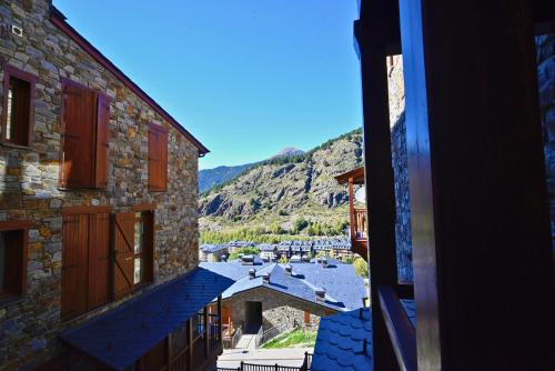 a view of a building with a mountain in the background at Ski & Vistas I A 2 min de Grandvalira con Parking in Soldeu