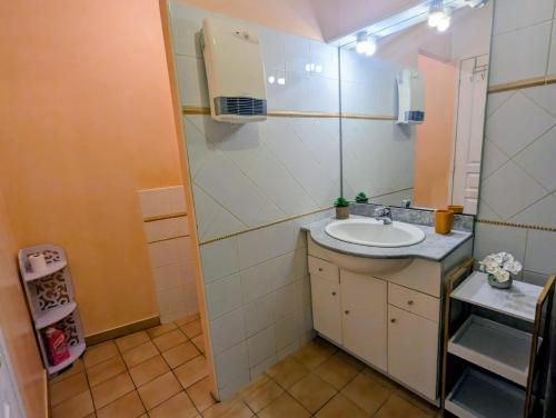 a small bathroom with a sink and a mirror at Charmant studio rénové hyper centre in Périgueux