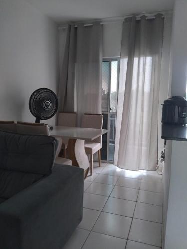 una sala de estar con una mesa y un sofá en Hospedagem Próximo COP 30, en Ananindeua