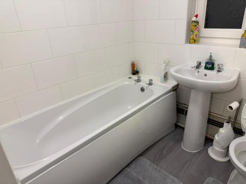 Koupelna v ubytování Spacious contractors and tourist apartment with parking & Wifi