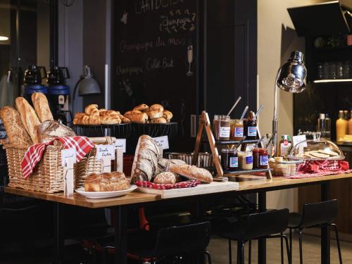 الطعام في الفندق أو بالجوار