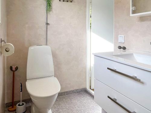 Hornにある5 person holiday home in HORN-By Traumの白いトイレと洗面台のあるバスルーム