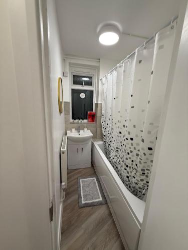 LUXURY 3 BED FLAT for 8 people close to Chelsea Stadium 5 min from the main station photo 59
