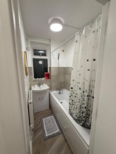 LUXURY 3 BED FLAT for 8 people close to Chelsea Stadium 5 min from the main station photo 48