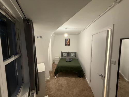 Postel nebo postele na pokoji v ubytování BRAND NEW 2 bed flat plus living room for 7 people near from Chelsea Stadium with welcome breakfast