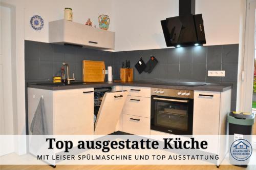 a kitchen with a top sustainable kitchen with a microwave at Apartment Karin - Modern ausgestattet und ideal für Gruppen bis 6 Personen und Hund, egal ob Familie, Kollegen oder Freunde, 85qm mit Terasse und eigenem Stellplatz in Riegelsberg