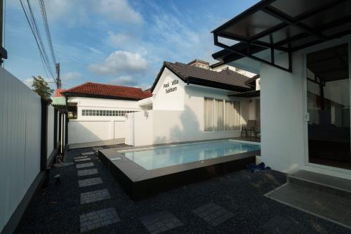 Bazén v ubytování 4BR Pool Villa Sukhum in Phuket Town nebo v jeho okolí