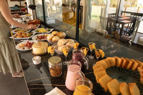 Un buffet con platos de comida en una mesa. en Pousada Aracuã, en Bonito