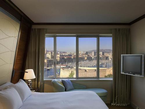 Ένα ή περισσότερα κρεβάτια σε δωμάτιο στο Sofitel Marseille Vieux-Port