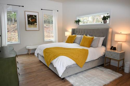 Giường trong phòng chung tại Mountain Zen Retreat - Hot Tub & Fire Pit - Pets