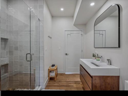 Phòng tắm tại Mountain Zen Retreat - Hot Tub & Fire Pit - Pets