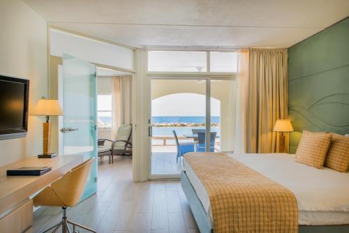 Un pat sau paturi într-o cameră la Curacao Avila Beach Hotel