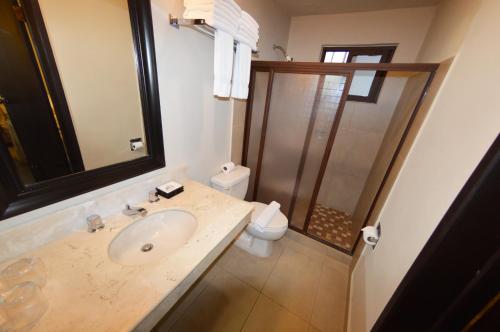Um banheiro em SINA SUITES CANCUN - Adults Only