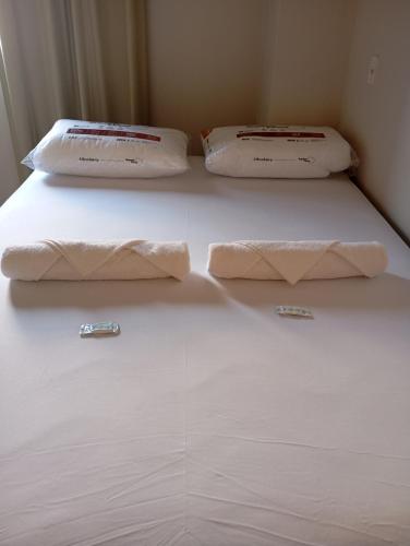 un lit avec deux oreillers dessus dans l'établissement hotel pousada Maanaim, à Palmas