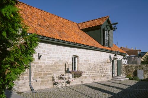 a building with a table and chairs in front of it at Nolcken Lagerhaus in Kuressaare