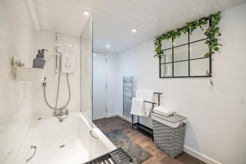 Ένα μπάνιο στο Comfy and Bright 2-Bed Home Near City Centre