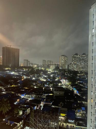 KolshetにあるDivine Homesの建物が並ぶ夜の街の景色