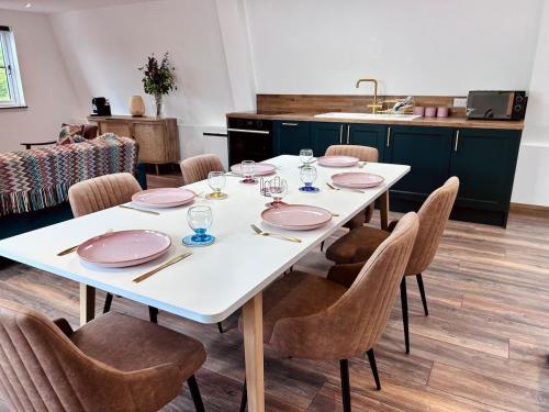 Kuchyň nebo kuchyňský kout v ubytování Luxury Retreat with Spa Access - Sleeps 6