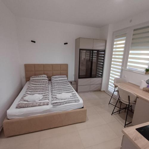 Llit o llits en una habitació de Apartman Nikol