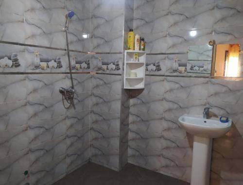 a bathroom with a toilet and a sink at appartement en résidence - Bouskoura, Maroc 