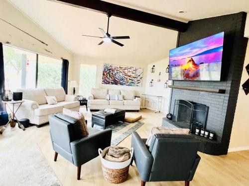 TV a/nebo společenská místnost v ubytování Baileys Cove Beachside Bliss