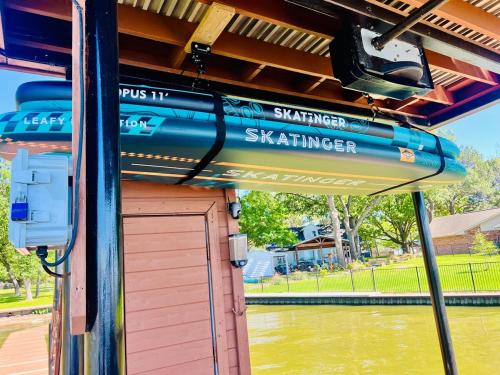 Fotografie z fotogalerie ubytování Baileys Cove Beachside Bliss v destinaci Gun Barrel City