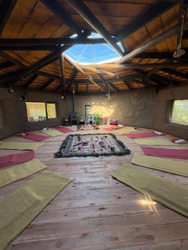 una habitación grande con muchas almohadas en el suelo en Kuttir Le Dome - Centro de Bienestar, en Quequén
