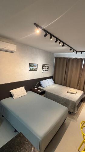 due letti in una stanza con due letti sidx sidx sidx sidx di Loft Domus 9 a Recife