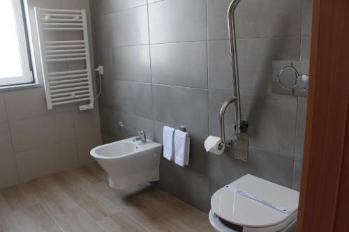 a bathroom with a toilet and a sink at Solar de Mos in Lagos