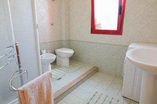 a bathroom with a toilet and a sink at Villetta indipendente a due passi dal mare 