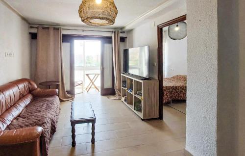ein Wohnzimmer mit Sofa und Fernseher in der Unterkunft Amazing Apartment In Alicante With Wifi in Alicante