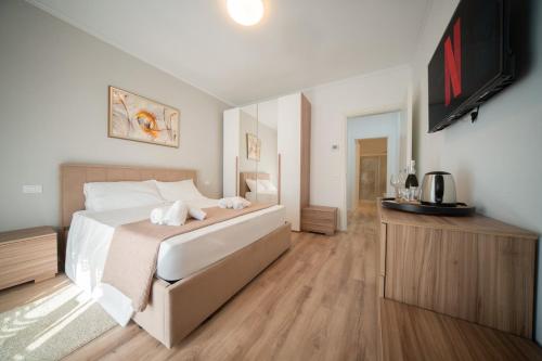 a bedroom with a large bed and a television at Abano Terme-Luxury Suites, 4 ospiti-free parking in Abano Terme