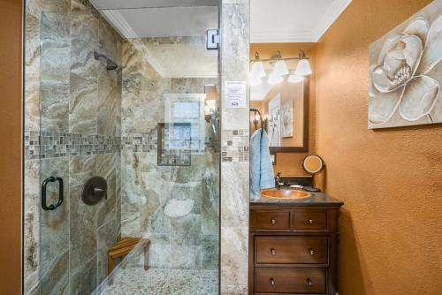 un baño con ducha y lavabo en Luxury Cozy Studio with Firepit, en Vista