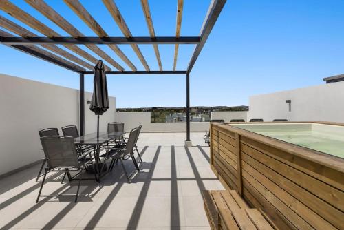 Grand Amodā - Luxury 2BR Apartment with Private Rooftop Pool