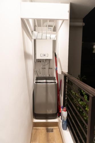 a washer and dryer in a small room at Pause parfaite in El Aouina Station