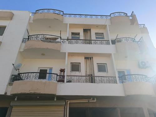 um edifício com varandas nas laterais em Guest room science em Marsa Alam