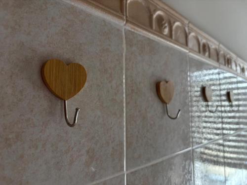Un espejo en forma de corazón en la pared de un baño. en B&B Altea, en Pescara