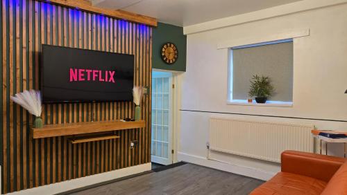 ベリーにあるSpacious Entire House with Free Parking Perfect for Relocators Contractors and Long Term Staysの壁にテレビが掛かっているリビングルーム