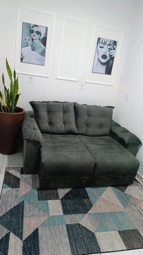 a brown leather couch in a living room at Apto 2 quartos - Próx Shop FIP in Brusque