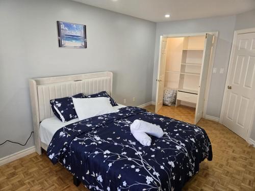 ein Schlafzimmer mit einem Bett und einem Handtuch darauf in der Unterkunft Charming 3 Bedroom home near the lake in Mississauga