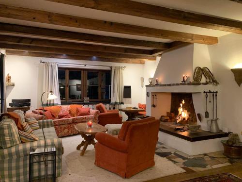 Una sala de estar con sofás y chimenea. en Flow In, en Kitzbühel