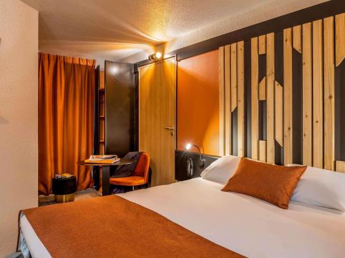 a hotel room with a bed and a desk at ibis Styles Boulogne sur Mer Centre Cathédrale in Boulogne-sur-Mer