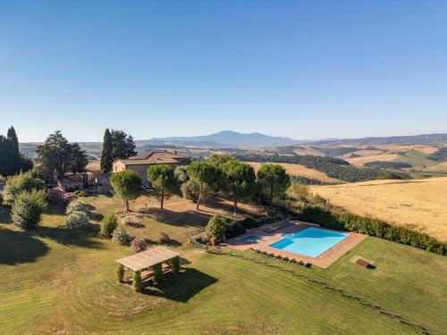 eine Luftaufnahme einer Villa mit Swimmingpool auf einem Feld in der Unterkunft Podere San Giuseppe Montalcino in Montalcino