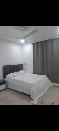 - une chambre avec un lit blanc et un plafond dans l'établissement Meg place, à Amamoli