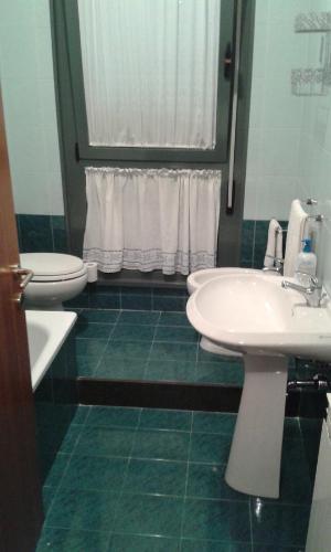 Ένα μπάνιο στο Le Torri Apartments