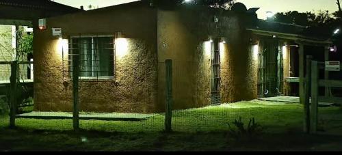 ein Backsteingebäude mit Lichtern an der Seite in der Unterkunft Casa en Barra del Chuy-Alvorada in Barra del Chuy