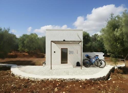 een gebouw met een fiets voor het gebouw bij La Posta dell'Eremo in Ostuni